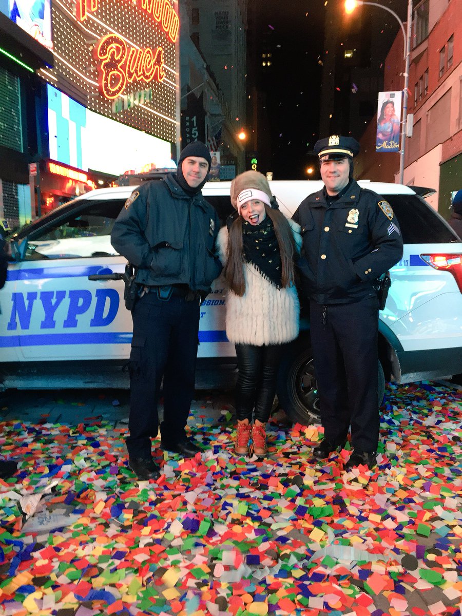 NewYorkCity4All's tweet photo. Amazing New Year to everyone❣️
🍾🎉🥂#BALLDROP2018 #NewYearsEve2018 @nycfeelings @NYCDailyPics @timessquareball @TimesSquareNYC https://t.co/2hV0c1o8XZ