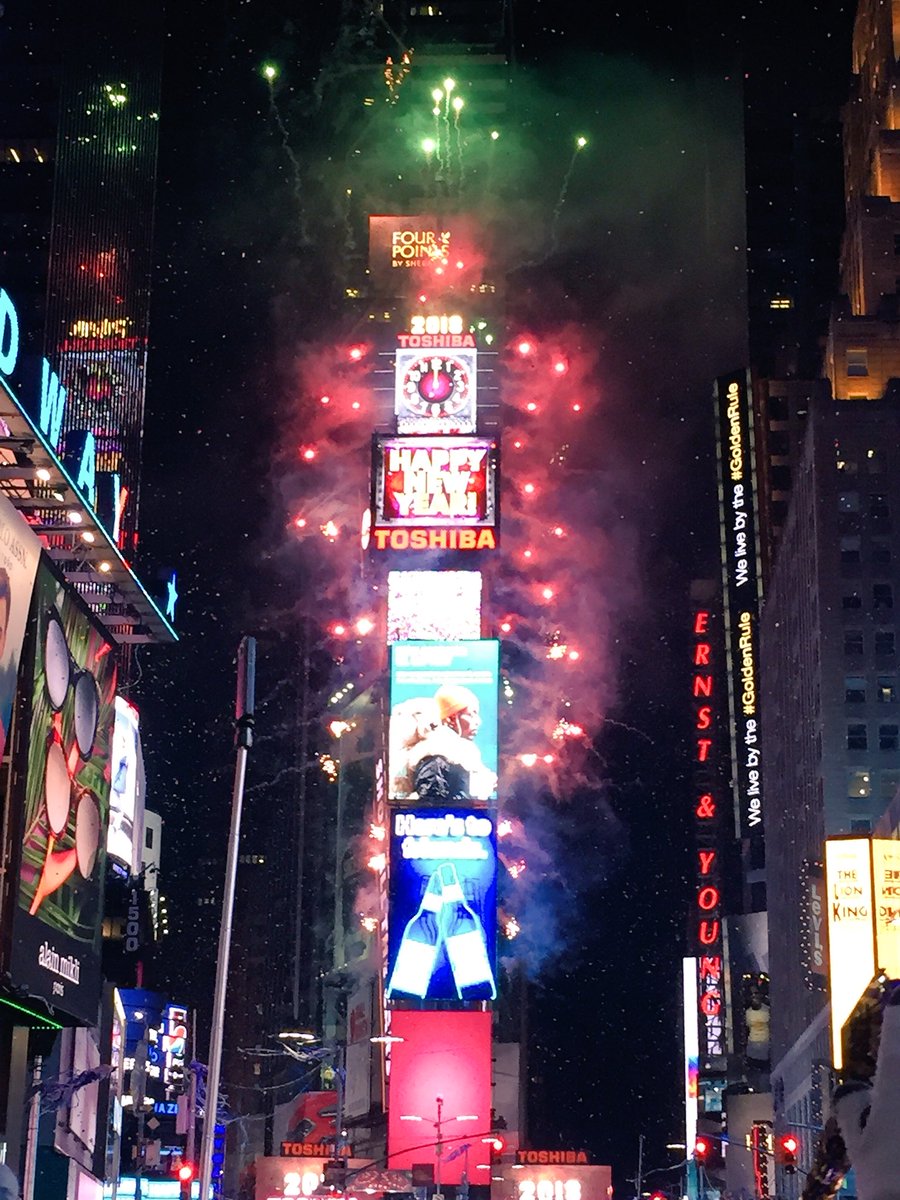 NewYorkCity4All's tweet photo. Amazing New Year to everyone❣️
🍾🎉🥂#BALLDROP2018 #NewYearsEve2018 @nycfeelings @NYCDailyPics @timessquareball @TimesSquareNYC https://t.co/2hV0c1o8XZ