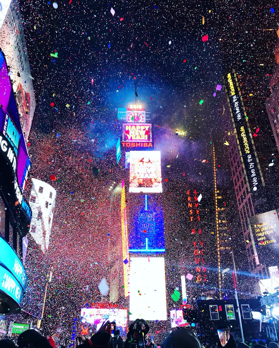 NewYorkCity4All's tweet photo. Amazing New Year to everyone❣️
🍾🎉🥂#BALLDROP2018 #NewYearsEve2018 @nycfeelings @NYCDailyPics @timessquareball @TimesSquareNYC https://t.co/2hV0c1o8XZ