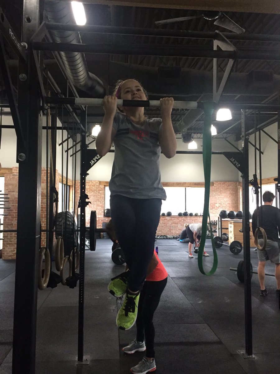 AlissaJaquish's tweet photo. Family CrossFit is crazy fun, just like @LakesidePE https://t.co/FJNXBdUROf