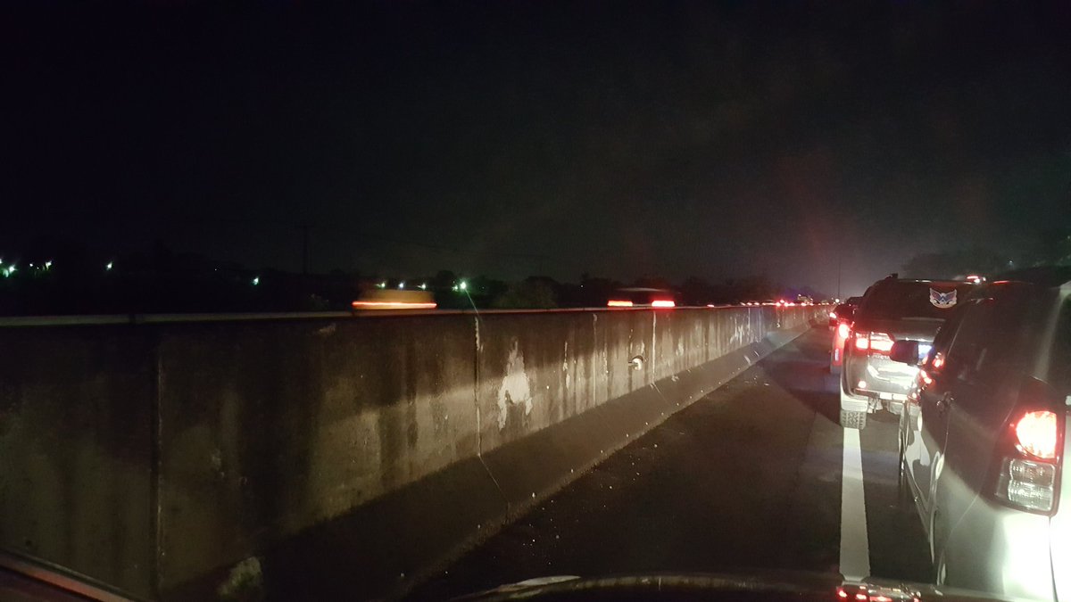 rizapn's tweet photo. @TMCPoldaMetro contraflow km62 cikampek berhenti. Jalur normal lancar jaya. Ada apakah Pak? https://t.co/LzsxcnaCis