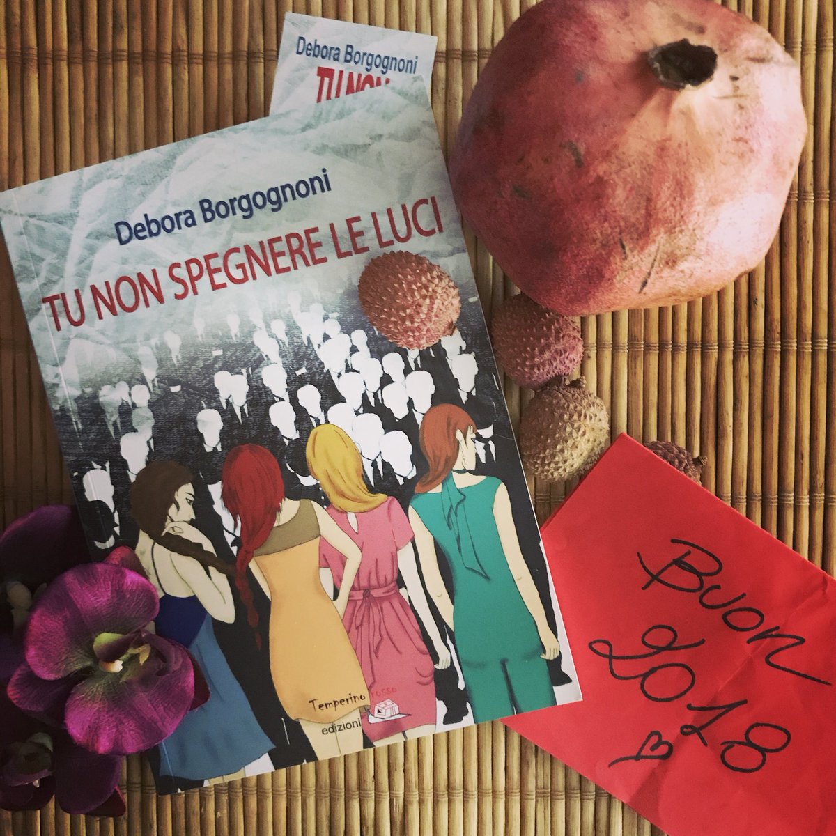 ElisaTNSLL's tweet photo. #EssereQui, dentro un #libro. #romanzostorico #TuNonSpegnereLeLuci #Elisa #Buon2018 #1gennaio #Happy2018 #HappyNewYear2018 https://t.co/xPPQjK3B9a https://t.co/O0ck4iRXBA