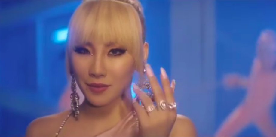 soompi's tweet photo. WATCH: #CL Gifts Fans With Clips From Unreleased MV For English Track
https://t.co/PtS9YkSXPZ https://t.co/yb1r4O6nwS