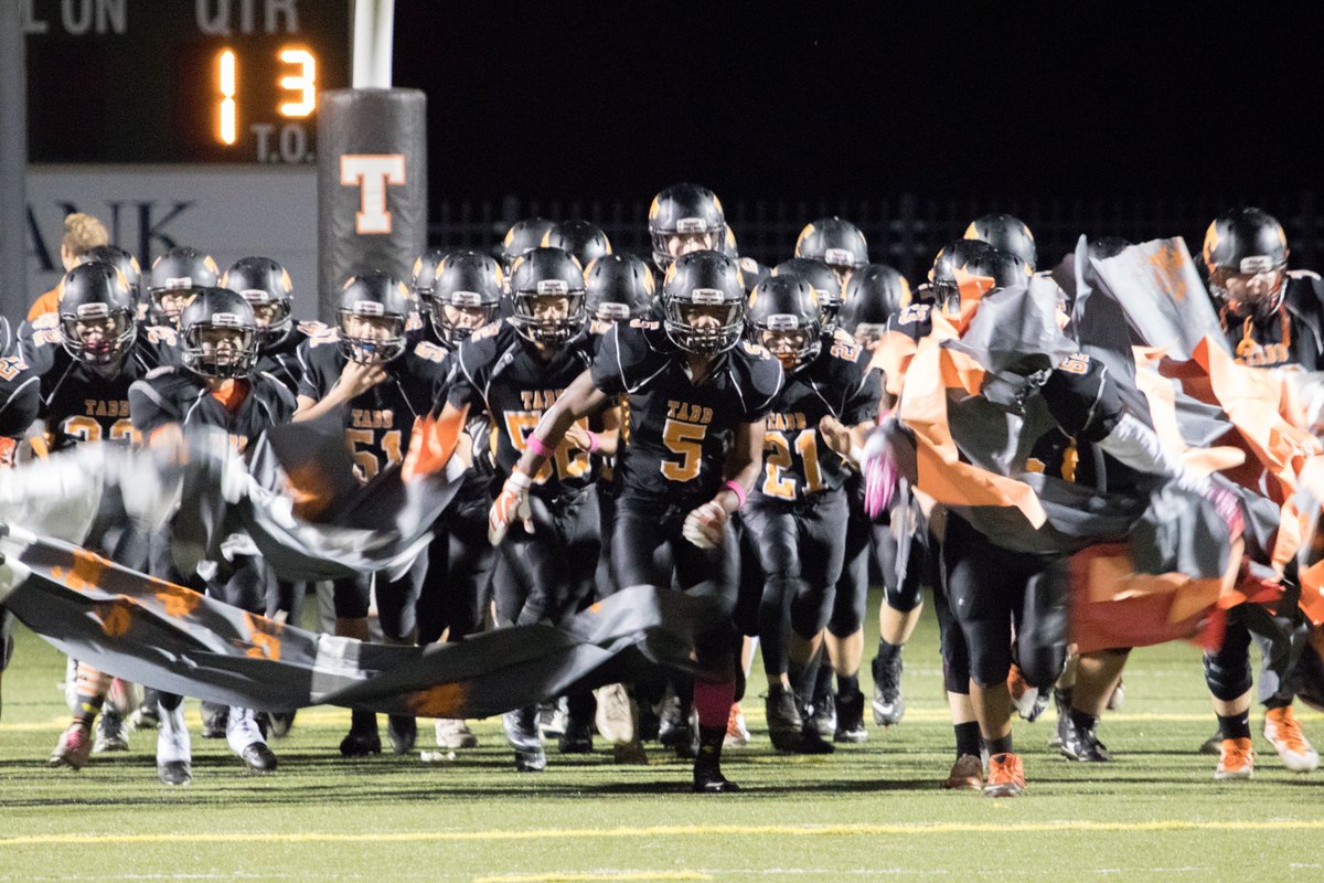 TabbFootball's tweet photo. Happy New Year!!! Looking Forward to 2018 football season!  Work starts Wednesday 3:30 in the weight room! #Commitment#Enthusiasm#Toughness#TeamWork#Integrity#TigerPride https://t.co/KB1DcW4lEz