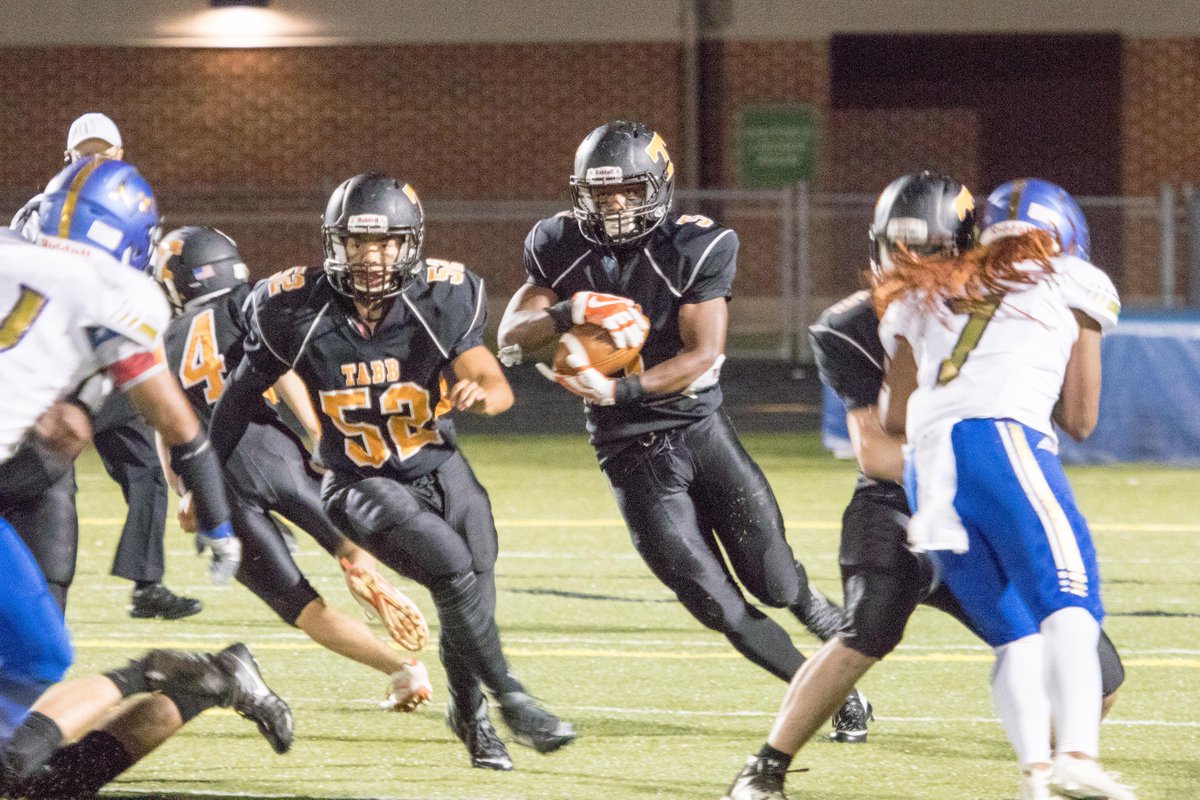 TabbFootball's tweet photo. Happy New Year!!! Looking Forward to 2018 football season!  Work starts Wednesday 3:30 in the weight room! #Commitment#Enthusiasm#Toughness#TeamWork#Integrity#TigerPride https://t.co/KB1DcW4lEz