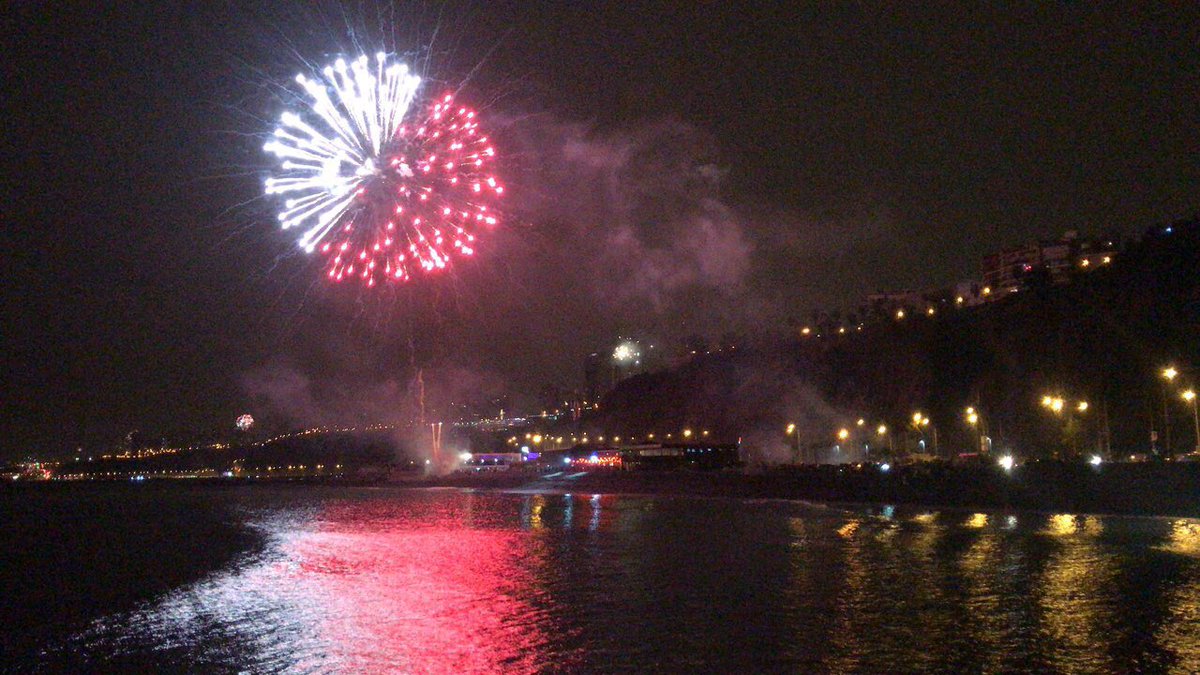 Noworoczne fajerwerki nad Limą. Czy to znak? ;) 
Zostało nam 5 dni do startu!
#DakarRally #bialoczerwoni