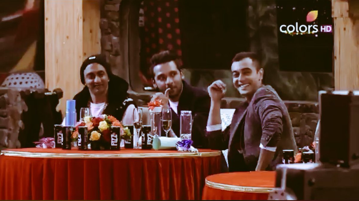altunia_razia's tweet photo. Everyone’s expressions when #ShilpaShinde was reading #VikasGupta ‘s resolutions were pure gold😂😂😂
#Shikas
#BiggBoss11
#WeekendKaVaar https://t.co/PXfdLGeDcI