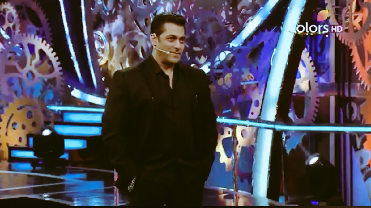 altunia_razia's tweet photo. Everyone’s expressions when #ShilpaShinde was reading #VikasGupta ‘s resolutions were pure gold😂😂😂
#Shikas
#BiggBoss11
#WeekendKaVaar https://t.co/PXfdLGeDcI