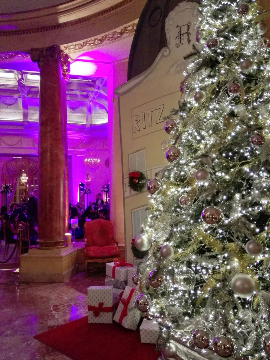 ConciergeRitz's tweet photo. ¿Se os ocurre un lugar mejor donde despedirse del año 2017 y dar la bienvenida al nuevo 2018 ? Noche mágica en el @HotelRitzMadrid #Feliz2018 #FelizAñoNuevo @lomejordemadrid https://t.co/eZEIESTxpt