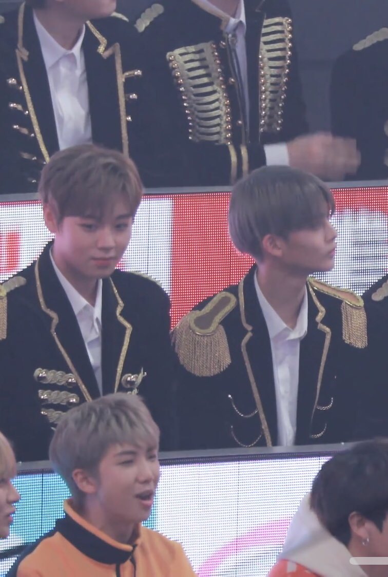 mrysyram's tweet photo. HERE'S PARK JIHOON STARING AT TAEHYUNG 😂😍 https://t.co/KEwySi8AkP