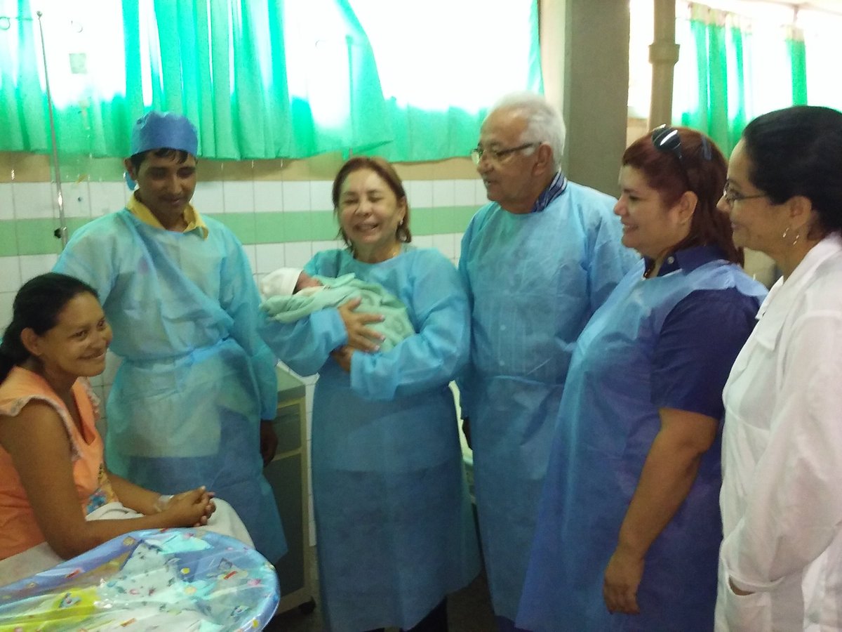 gustavorinc_n's tweet photo. La Alcaldesa de Palavecino @MirnaT_Vies recibe al primer cabudareño del año 2018...Héctor Jesús...Bienvenido #JuntosYJuntasEsMasSencillo https://t.co/2QeWrVCmuY