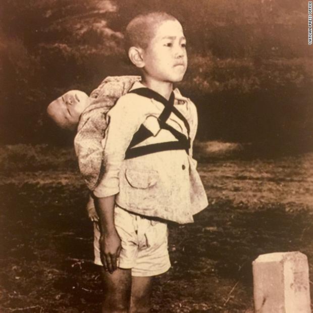 CNN's tweet image. Pope Francis is having cards printed and distributed showing a 1945 photo of victims of the nuclear bombing of Nagasaki along with the words "the fruit of war" cnn.it/2Eozbiq