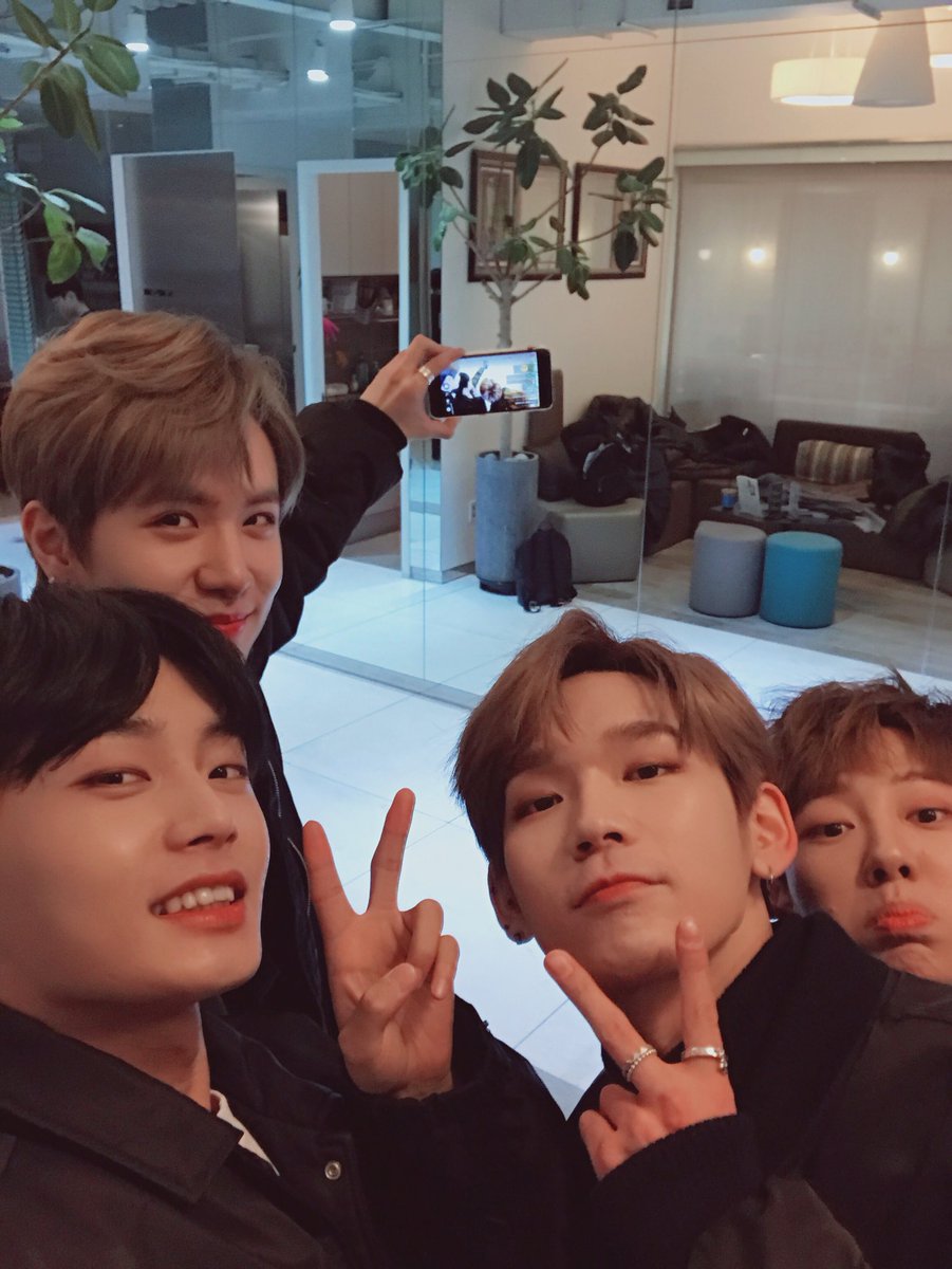 JBJtwt787's tweet photo. [#김용국😑] 어제 븨앱할때 찍은 사진 히히히히 https://t.co/mGNg9rJvjA
