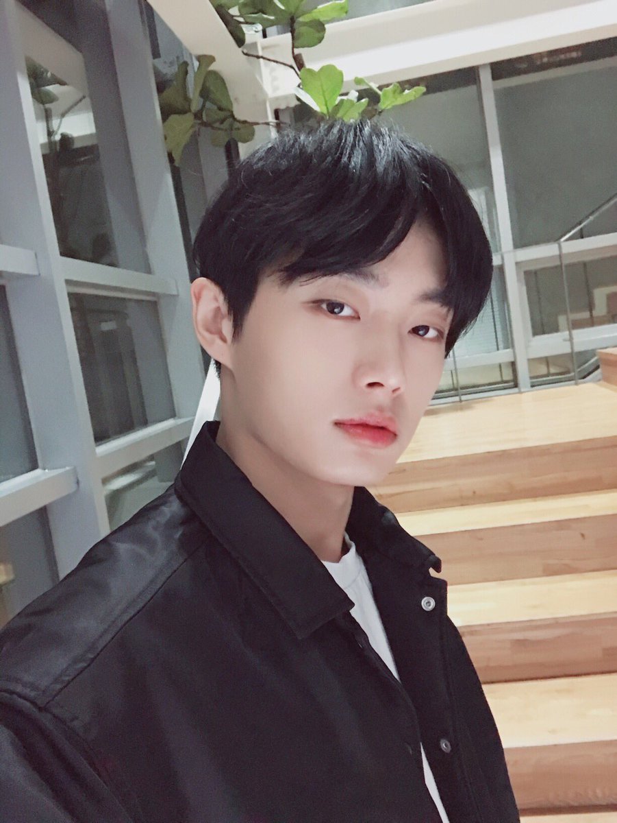 JBJtwt787's tweet photo. [#김용국😑] 어제 븨앱할때 찍은 사진 히히히히 https://t.co/mGNg9rJvjA