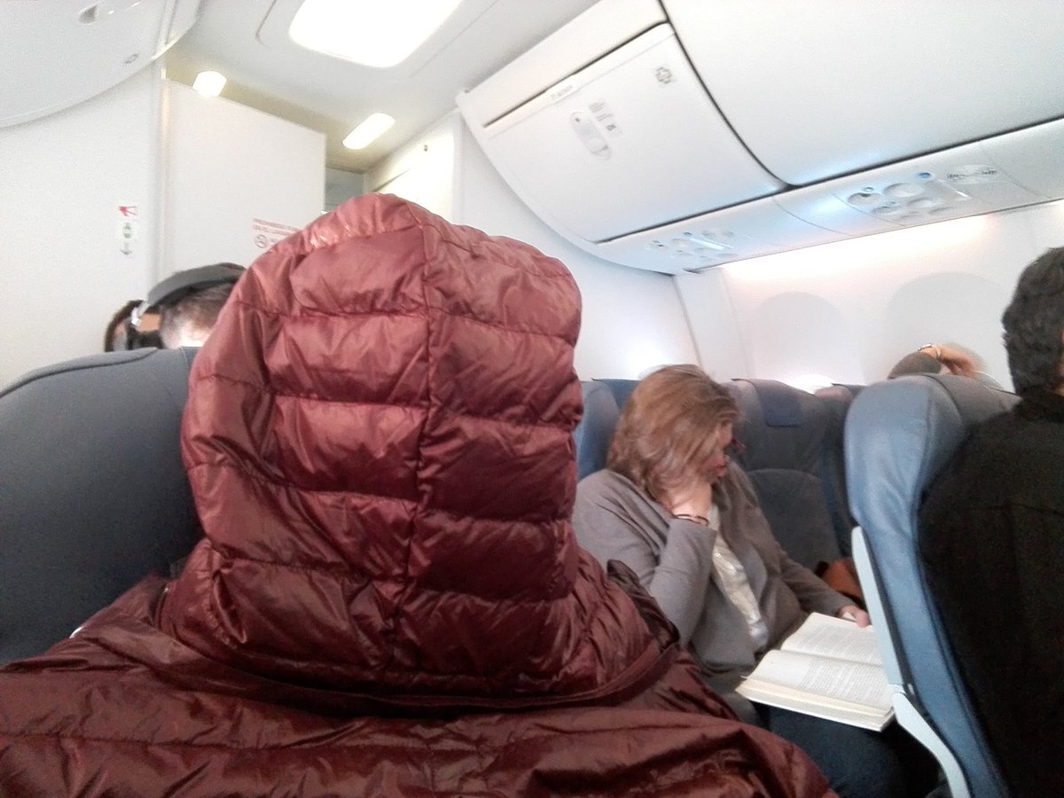 ritaroglez's tweet photo. Empezar el 2018 a carcajadas. Darte la vueta y encontrarte a tu compañero de viaje momificado. @AirEuropa #valordeunasonrisa #valueofasmile #UX9161 https://t.co/2Fnywy1d3H