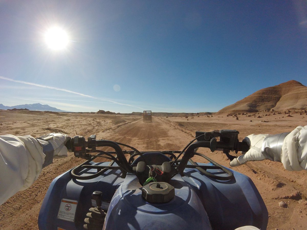X1_spacesuit's tweet photo. Puis, une ultime sortie avec X-1 pour ses toutes dernières qualifications, avec un tour de rover électrique dans le désert https://t.co/eSLfq4empb