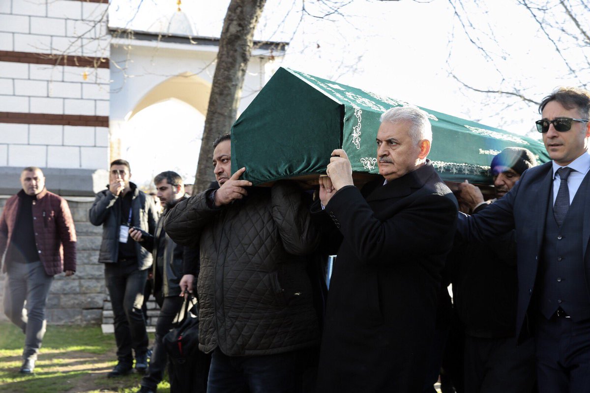 Başbakan Yıldırım, ilkokul öğretmeni Galip Kumbar'ın Pendik Sahil Camisi'nde kılınan cenaze namazına katıldı.