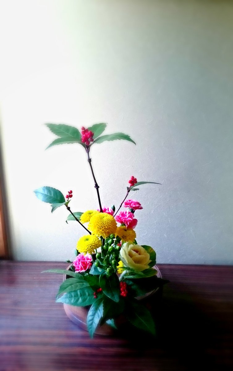 いとう りこ 喪中のため 新年のご挨拶を控えさせていただきます 本年もよろしくお願いいたします 喪中のため 松ナシで生けました 花材は 千両 菊 カーネーション ヒペリカム 葉ぼたん 生け花 お正月花