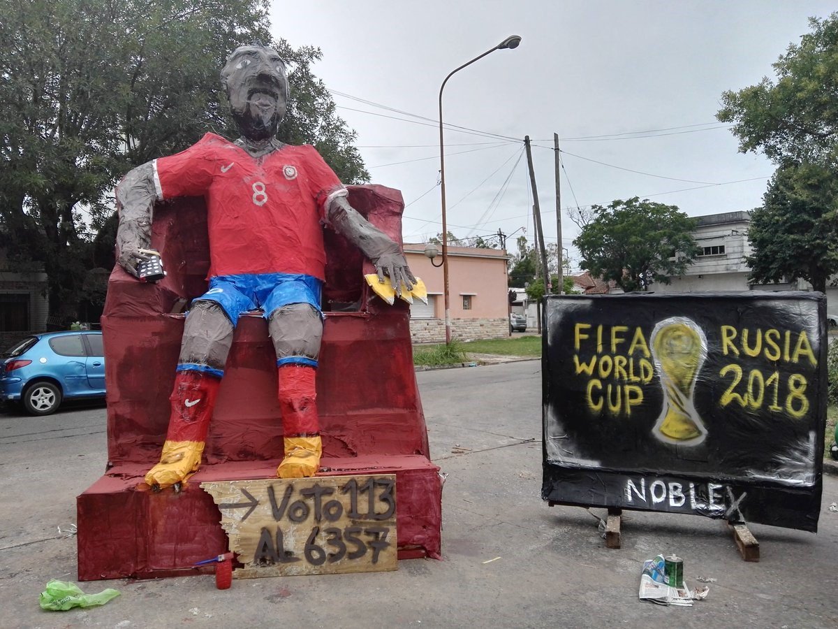 DiarioOle's tweet photo. En el tradicional concurso #Geomomos, el muñeco de #Vidal mirando el #MundialRusia2018 por TV no alcanzó el podio 
📹➡️https://t.co/KivwwG8cV0 https://t.co/3KL9xlGEjV