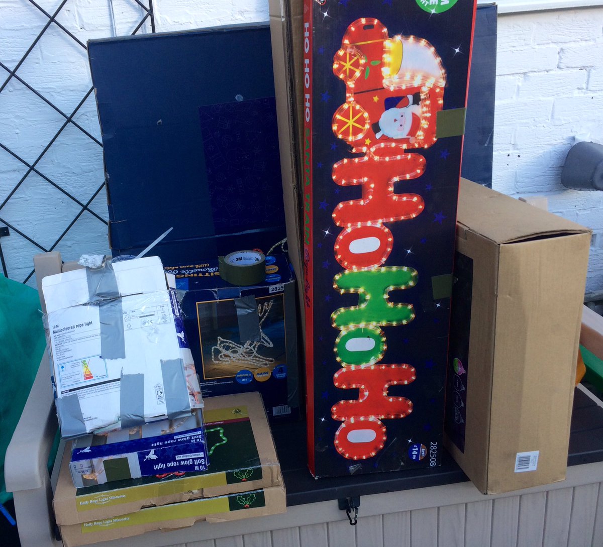 markhdw's tweet image. 1/2 Enjoyed @BigCountryPod 'massive Yule Log' whilst taking down the Christmas lights. Loved image of @sveinh 'tending' his CD collection!