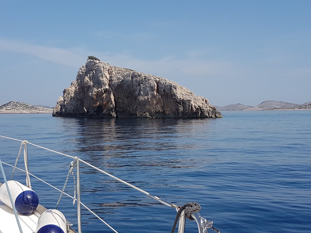 Cosmicstrenght3's tweet photo. @HarryVa96764068 Agree...I am sailing a lot at the Mediterranean Sea in the summer time... My fav colours I adore... blue green turquoise and all between... #Throwback2017 https://t.co/phYugbbghu