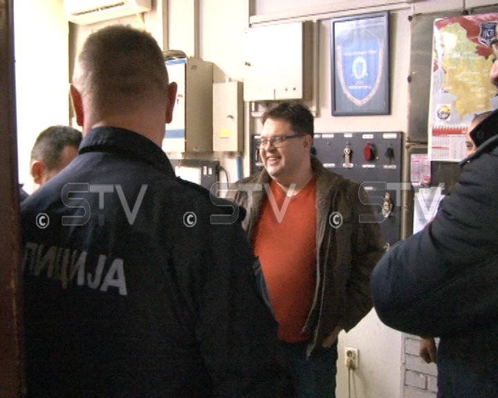 sremskatv1's tweet photo. Gradonačelnik @SremskaM, @sanaderv sa saradnicima, obišao je dežurne službe u novogodišnjoj noći. Pored službe Hitne medicinske pomoći, obišao je i čuvare reda i mira u Policijskij upravi, Saobraćajnu policiju, Zimsku službu i Vatrogasni dom (Video)
https://t.co/gOsVGqObZe https://t.co/p2ERXqsJCf