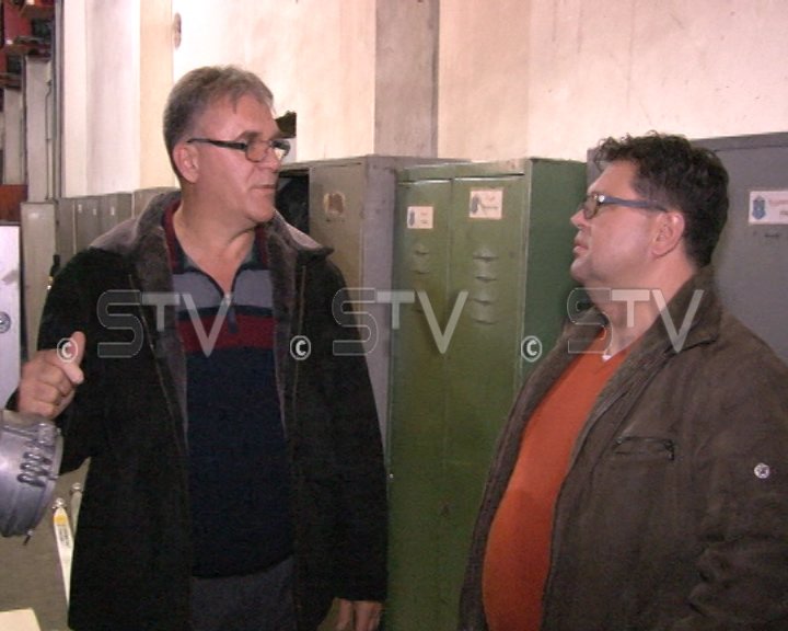 sremskatv1's tweet photo. Gradonačelnik @SremskaM, @sanaderv sa saradnicima, obišao je dežurne službe u novogodišnjoj noći. Pored službe Hitne medicinske pomoći, obišao je i čuvare reda i mira u Policijskij upravi, Saobraćajnu policiju, Zimsku službu i Vatrogasni dom (Video)
https://t.co/gOsVGqObZe https://t.co/p2ERXqsJCf