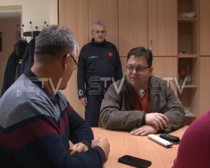 sremskatv1's tweet photo. Gradonačelnik @SremskaM, @sanaderv sa saradnicima, obišao je dežurne službe u novogodišnjoj noći. Pored službe Hitne medicinske pomoći, obišao je i čuvare reda i mira u Policijskij upravi, Saobraćajnu policiju, Zimsku službu i Vatrogasni dom (Video)
https://t.co/gOsVGqObZe https://t.co/p2ERXqsJCf