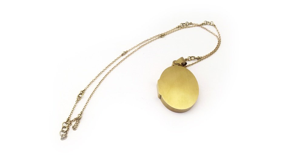 CraftsCouncilUK's tweet photo. Dear Thing @galleryso (#Collect2018 exhibitor) features contemporary jewellery by Lin Cheung (see picture), David Clarke, Christian Gonzenbach, Bernhard Schobinger, Bettina Speckner and more. https://t.co/kPrW6EqrQ8 https://t.co/1eKNMvMzqi