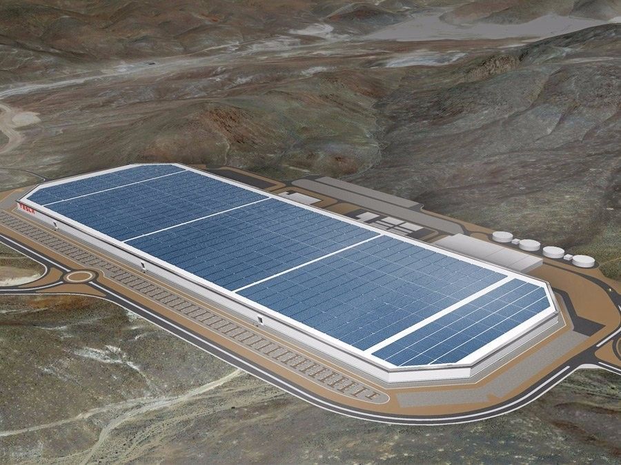 wef's tweet photo. This drone footage shows just how huge Tesla's Gigafactory really is https://t.co/kueu7APYiv https://t.co/5jYZgHIvZD