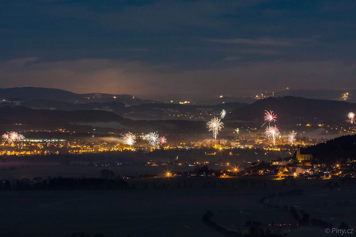 Piny_cz's tweet photo. Fotopoutník: Silvestrovské ohňostroje nad Českým rájem. Podívejte se i na další fotografie >> https://t.co/BWeTwfSxOO #ohnostroj #ceskyraj https://t.co/0o0j3iSQuw