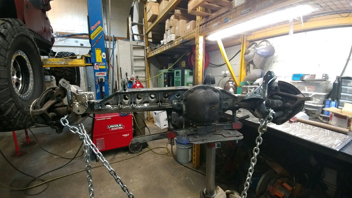 KrawlinForCOPS's tweet photo. #projectsaintmichael front axle receiving some love! #globexperformance #artecindustries @DTO_Trucks_Jeep #krawlinforcops2018 #jeepraffle https://t.co/8bGToouDvv