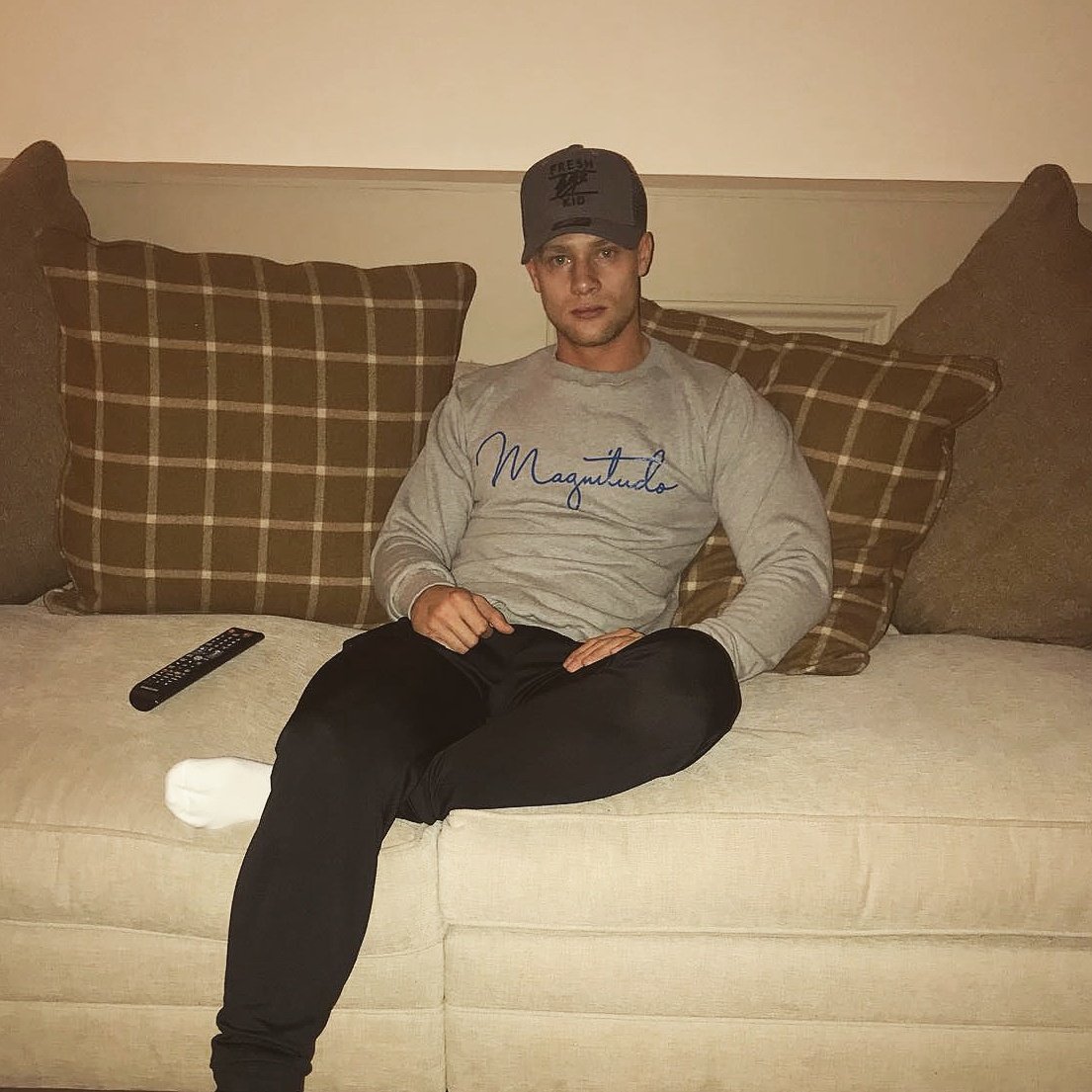 Harley_Judge's tweet photo. Top night seeing in the new year 🎉 celebrating what's been an eventful year. Like everyone else it's been a rollercoaster of ups and downs. Excited to see what this year holds for me and @amberlovettxo 💙 
Chilled night in front of the box 📺 wearing @magnitudoltd jumper 👕👌🏼 https://t.co/ig7Wz468NI
