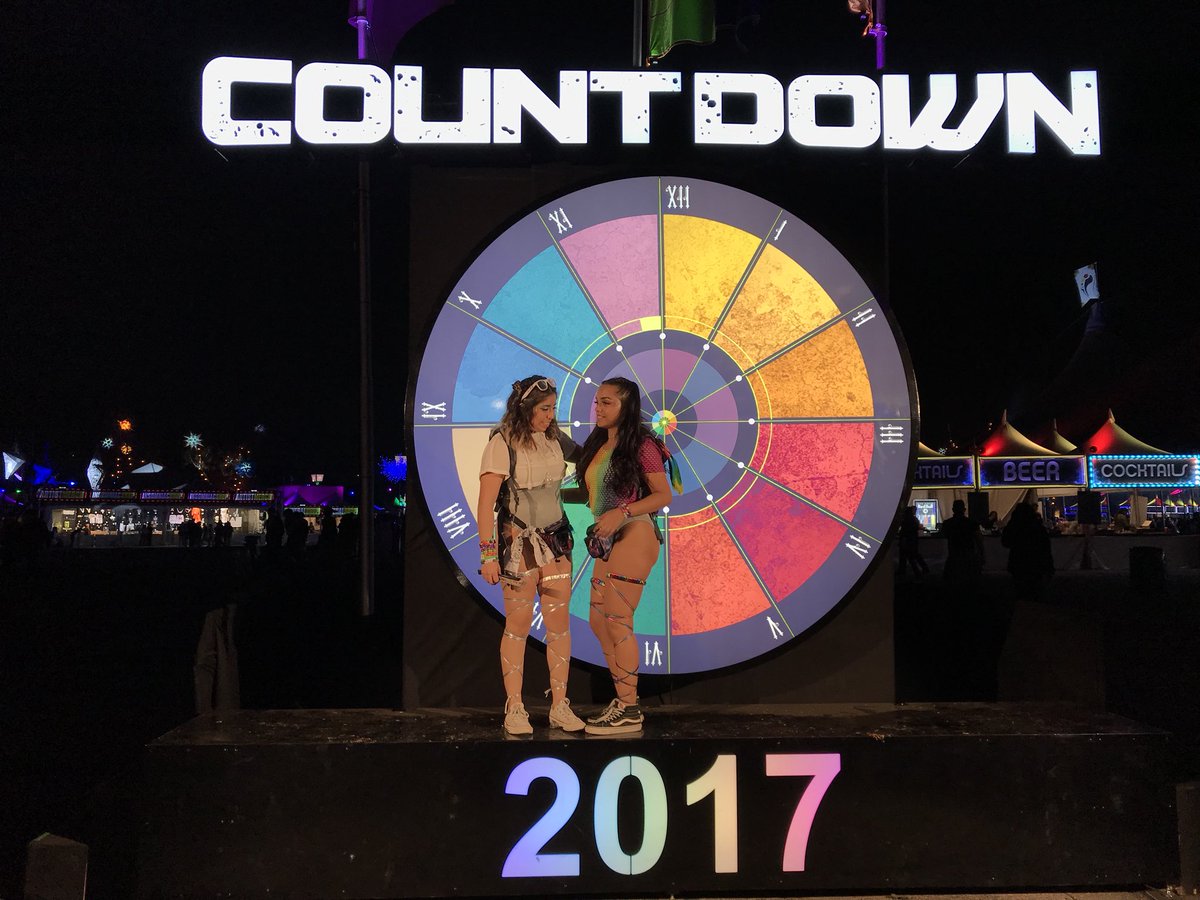 _jackievasquez_'s tweet photo. Popped her rave cherry🍒 great way to end my 2017 with my bestie💕 can’t wait to make more great memories with you😘💗let’s see what 2018 has in store for ya girl😛🤘🏻 #herfirstrave #goodbye2017 #countdown2017 ❤️💛💚💙💜 https://t.co/5LWm4fC6wh