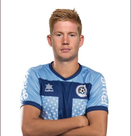TransferUy's tweet photo. Kevin De Bruyne nuevo jugador de Torque. Ya posó con la camiseta @TorqueInfo 
#HumorYHumo https://t.co/FbOaVjTBpt