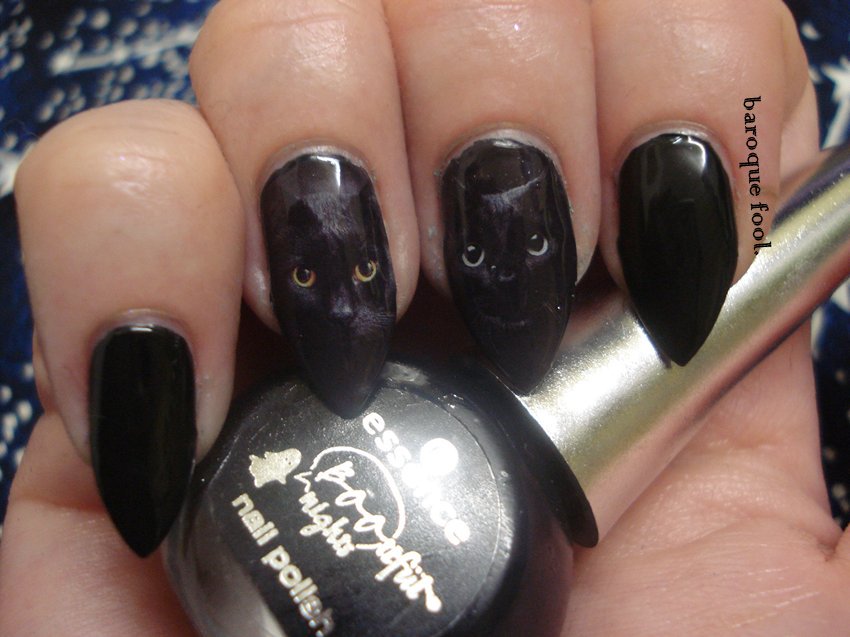 A true #witch always has her #familiars with her 🐱 #blackcat #CatsOfTwitter #witchcraft #nailart