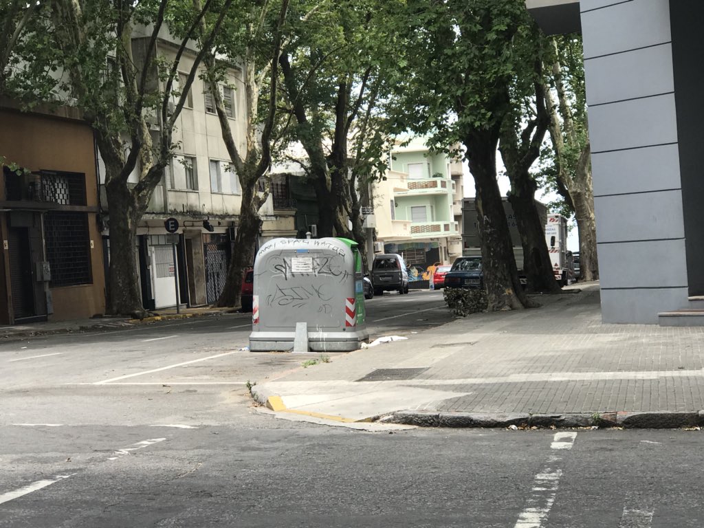 Marrequita69's tweet photo. @Dmartinez_uy  Maldonado y Convención y Andes casi Maldonado. Lunes 1ero de Enero 01:30 pm.Un lujo la IMM. https://t.co/4YBMfO8hn7