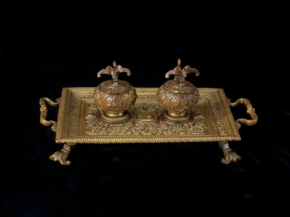 amhistorymuseum's tweet photo. Today in 1863: Abraham Lincoln signs the Emancipation Proclamation. He wrote parts of it with this inkstand, now on display in our exhibition, "American Democracy": https://t.co/OXHB1LOdYm https://t.co/wfMhpk2hTh
