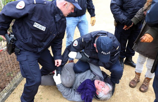 Antoine10Fouche's tweet photo. nous on préfère notre bonne vielle police qui matraque Katia Livipoï pour avoir secouer une barrière dans le cadre d'une manifestation contre la déforestation  #Champigny https://t.co/x5gZ0wcukb