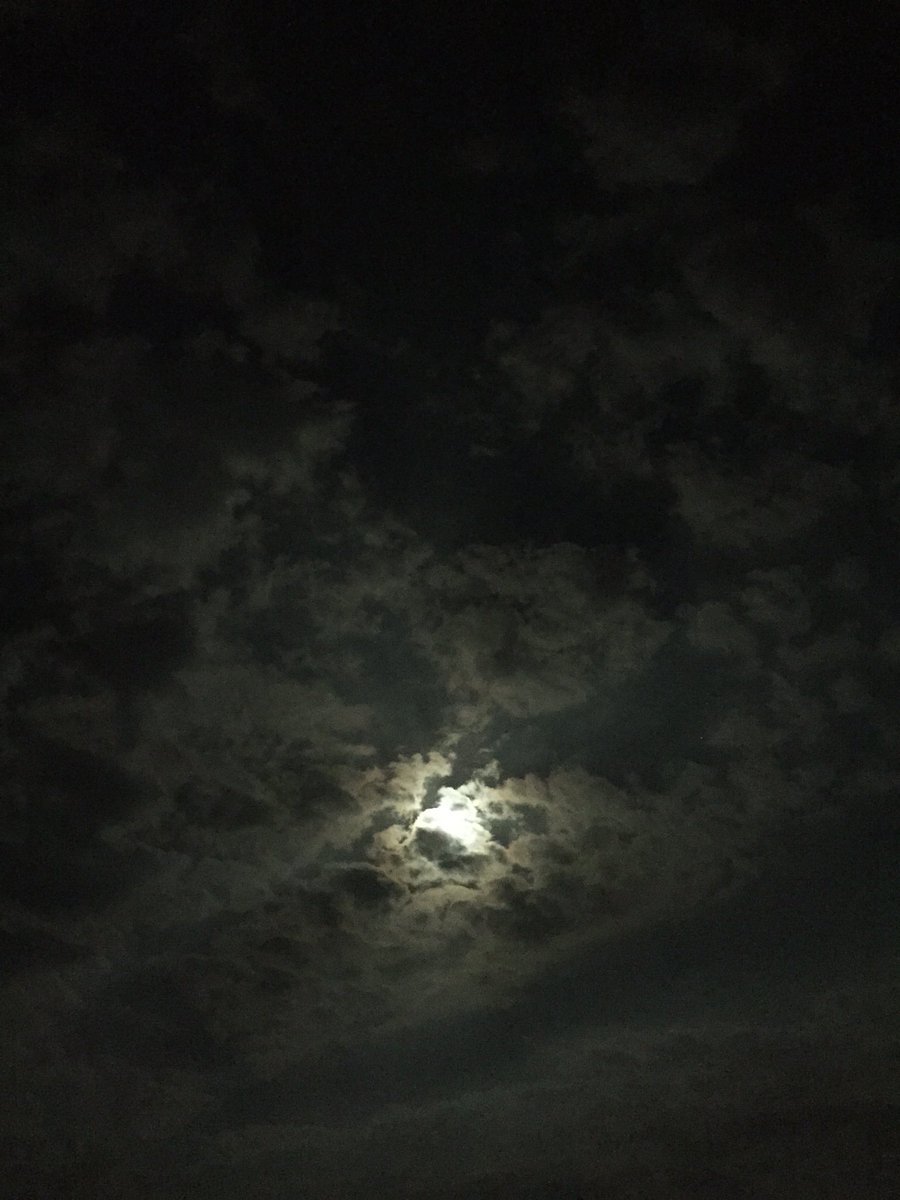 ج يسي على تويتر ك ل إنسان قمر ولديه جانب مظلم لا يظهره للأخرين