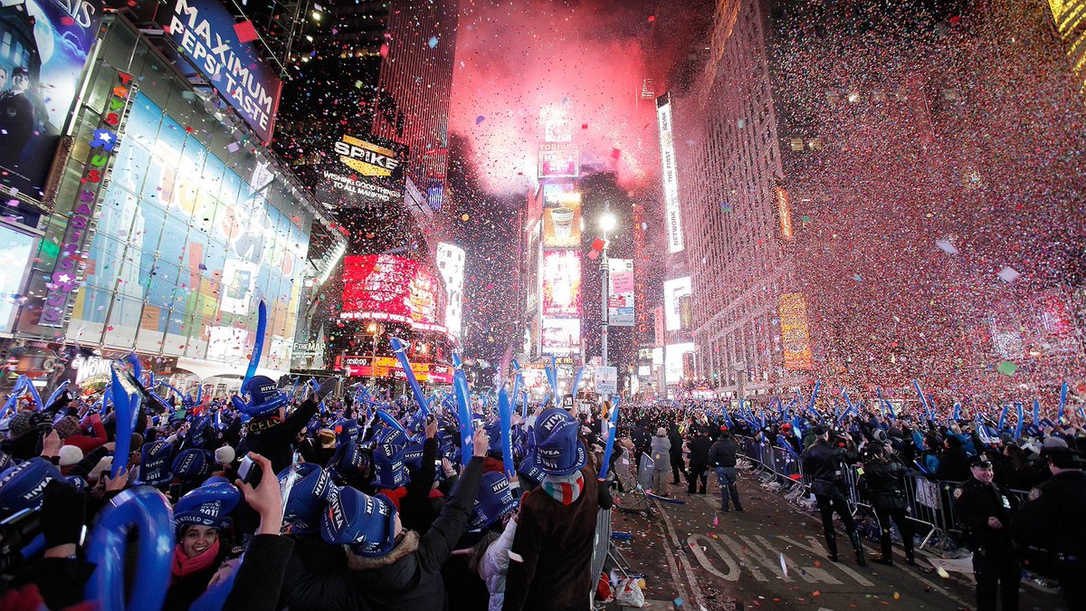 crusining's tweet photo. Happy New Year 🎈🎉🎊🎁 https://t.co/KUswTehOp6