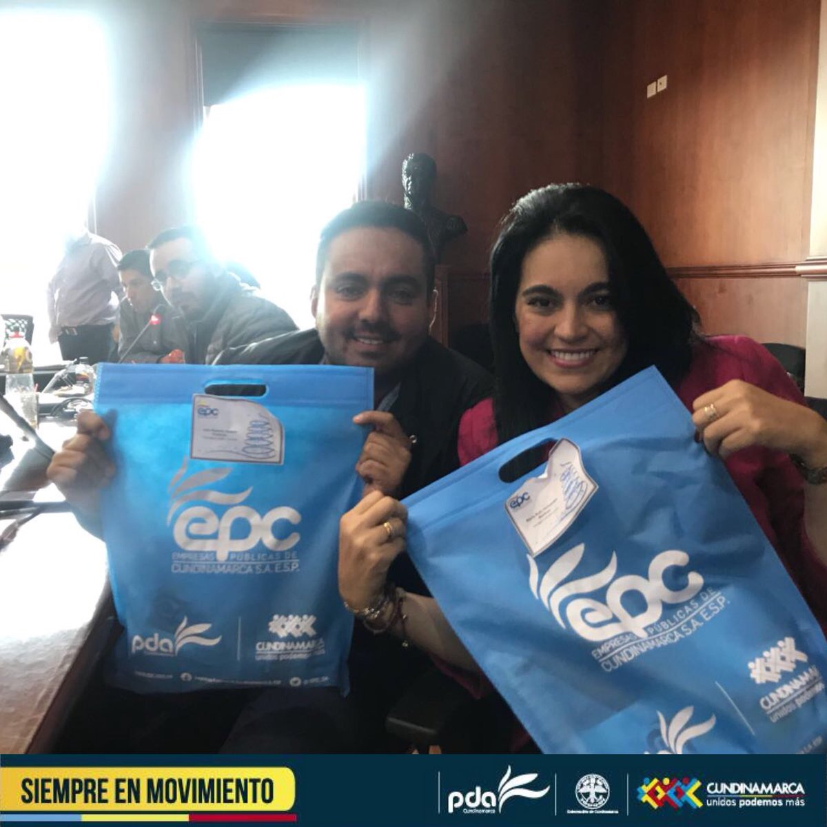 epcundi's tweet photo. Como gestores del Plan Departamental de Agua #PDA, entregamos a todos los compañeros del gabinete nuestro Kit @EPC_SA donde invitamos hacerlos protectores y cuidadores del #Agua. #Cundinamarca2018EsPuraEnergía #EpcSiempreEnMovimiento https://t.co/1kW2vA6qti