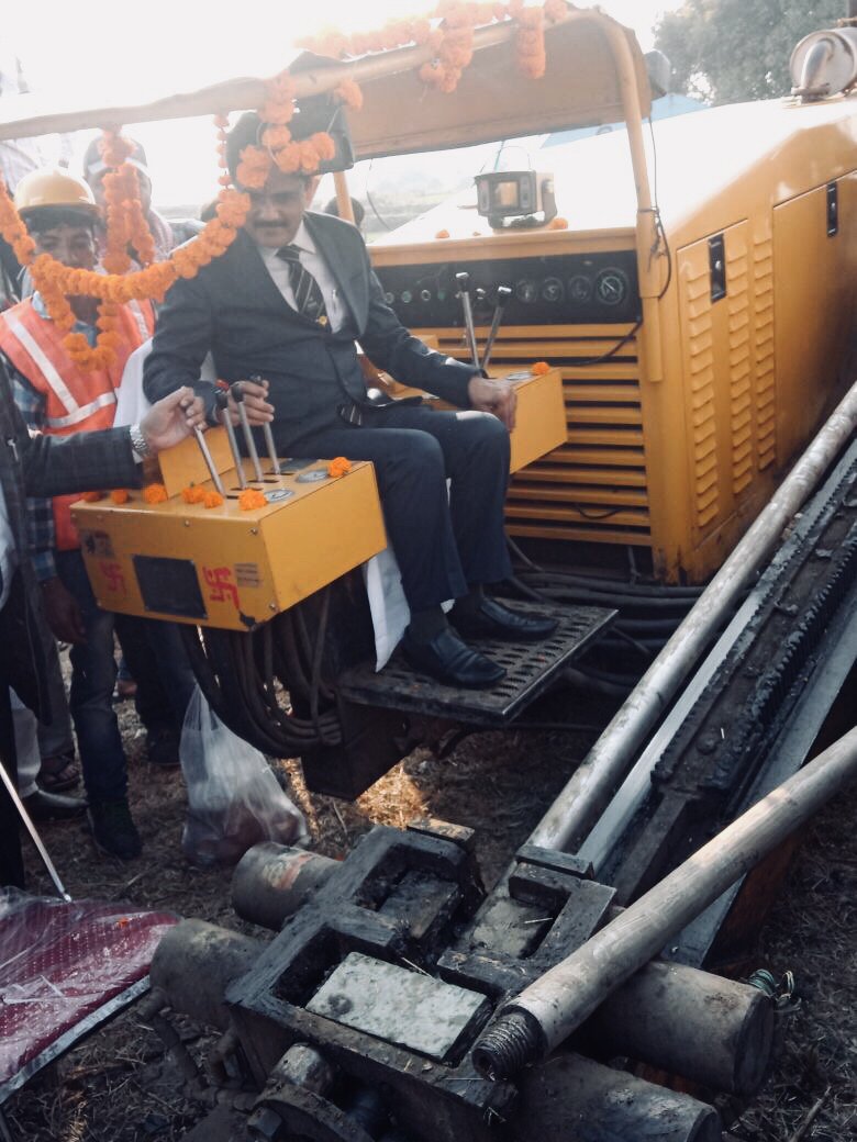 BSNLCorporate's tweet image. आज दिनांक 01.01.2018 को माननीय श्री अनुपम श्रीवास्तव @CMDBSNLएवं श्री जी सी पांडेय मुख्य महाप्रबंधक मध्यप्रदेश परिमण्डल की उपस्थिति में  भारतनेट फेज2 की देश की पहली ग्राम पंचायत नकतरा जिला रायसेन मध्यप्रदेश का भूमि पूजन एवं कार्य का शुभारम्भ किया।