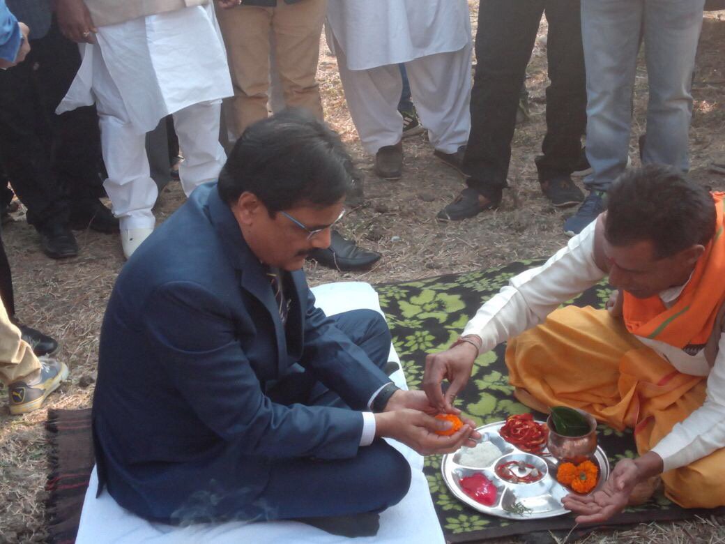 BSNLCorporate's tweet image. आज दिनांक 01.01.2018 को माननीय श्री अनुपम श्रीवास्तव @CMDBSNLएवं श्री जी सी पांडेय मुख्य महाप्रबंधक मध्यप्रदेश परिमण्डल की उपस्थिति में  भारतनेट फेज2 की देश की पहली ग्राम पंचायत नकतरा जिला रायसेन मध्यप्रदेश का भूमि पूजन एवं कार्य का शुभारम्भ किया।