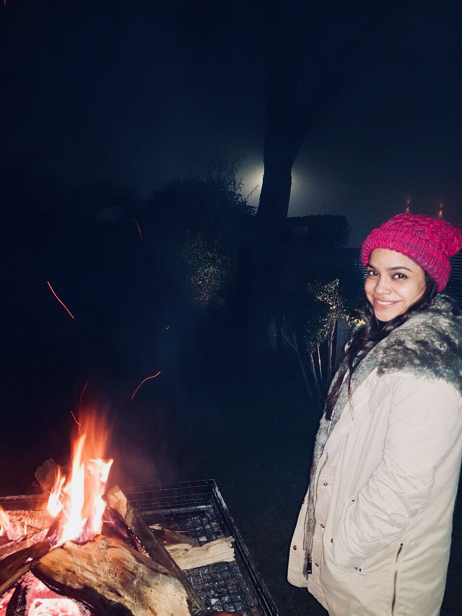 sumona24's tweet photo. New year. New beginnings. 
A brand new 365 page blank book... let’s write a good one! 
Happy 2018 to everyone! 🎊🎊🎊 
.
#coldnewyear #wintervibes #wintertrip #foggynight https://t.co/P9wpjxROnb