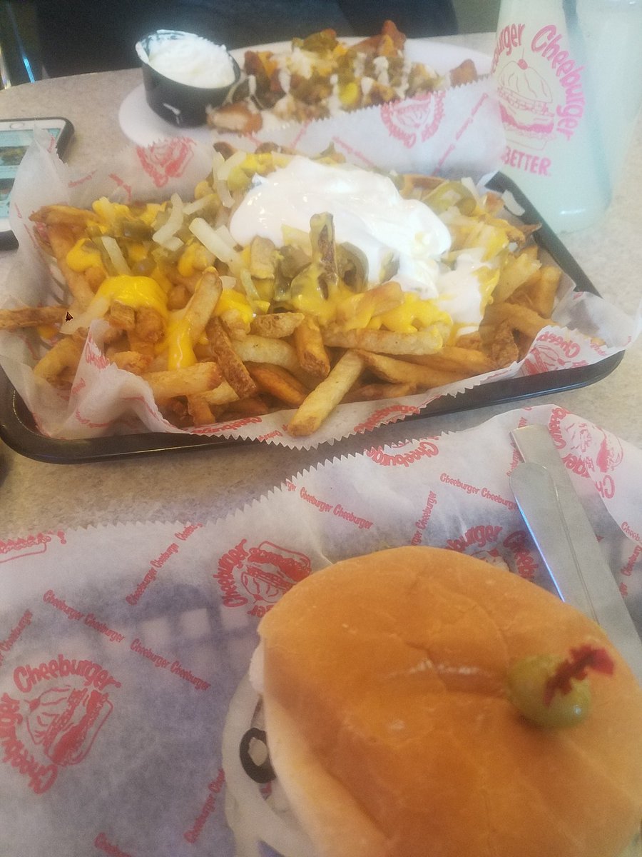 IRGRL's tweet photo. At #cheeburgercheeburger with @paintedblueyez https://t.co/dimB0F28qE