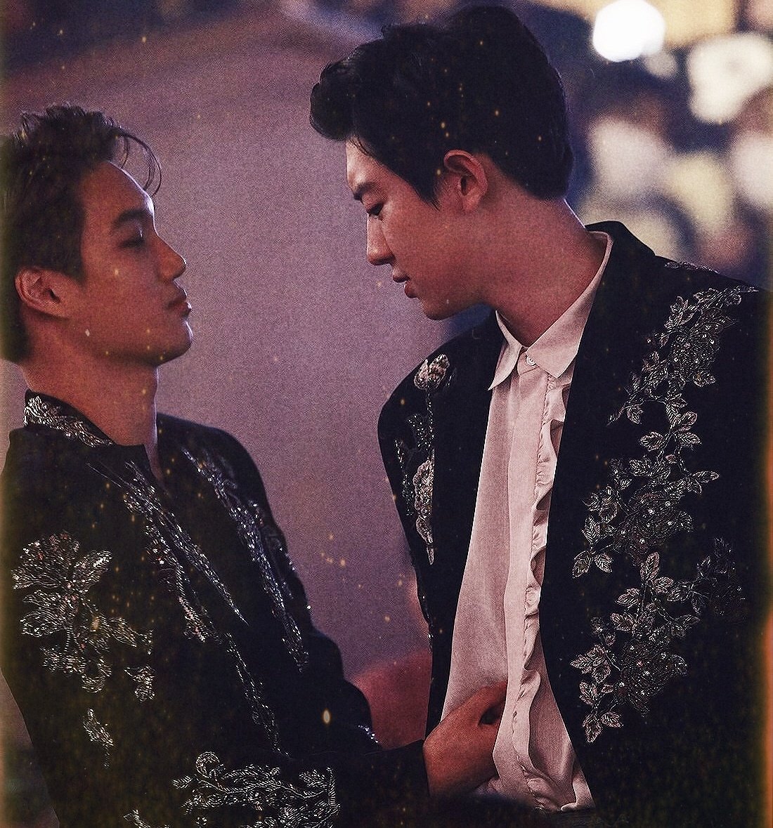 6188saltpepper's tweet photo. "I look at you -
and I want to kiss you. 
A kiss to prove to me
that I can still see the world
with my eyes closed." 🥀

#chankai #chanjong https://t.co/6VoLFkxkh4