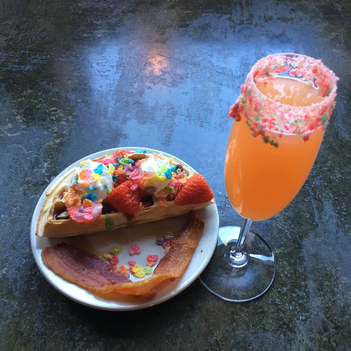 RiverviewTavern's tweet photo. #brunchapalooza is where it's AT! Create your own #mimosa for a chance to WIN! The winning creation will be featured on our 2018 #brunch menu &amp; the winner will receive a $35 gift card! Tag away, #chicago #brunchers! https://t.co/oxceNTQJ5N