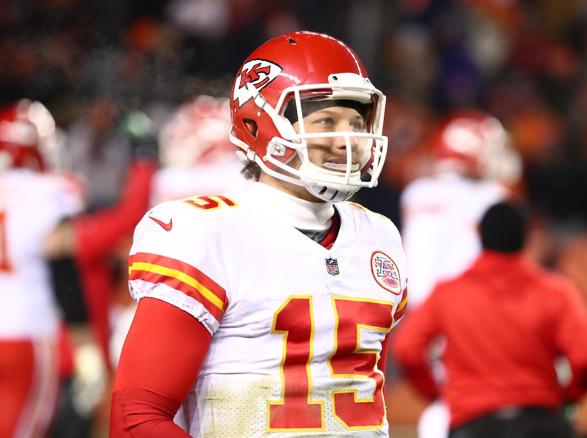 Chiefs's tweet image. RT to vote Patrick Mahomes #ClutchPerformer of the Week.