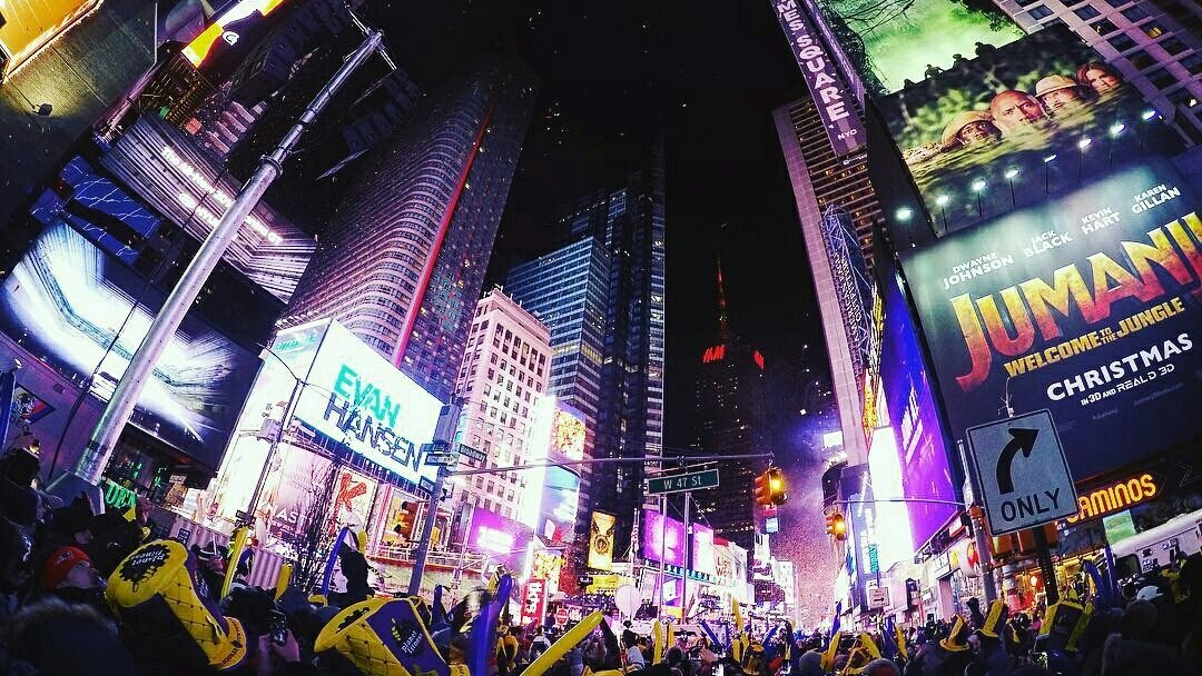 photojobsonline's tweet photo. Happy New Year! 🎉📸💯#photography #timesquare #2018NewYear #Happy2018 https://t.co/Yw2s2nfTDs